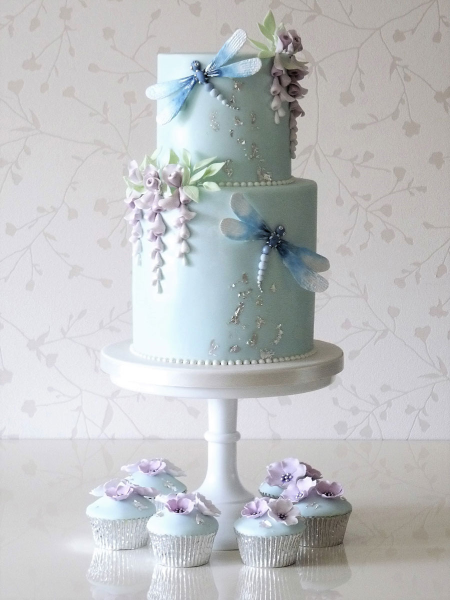 كيك ثلاثي الطبقات مزين بالورود المرسومة يدوياً